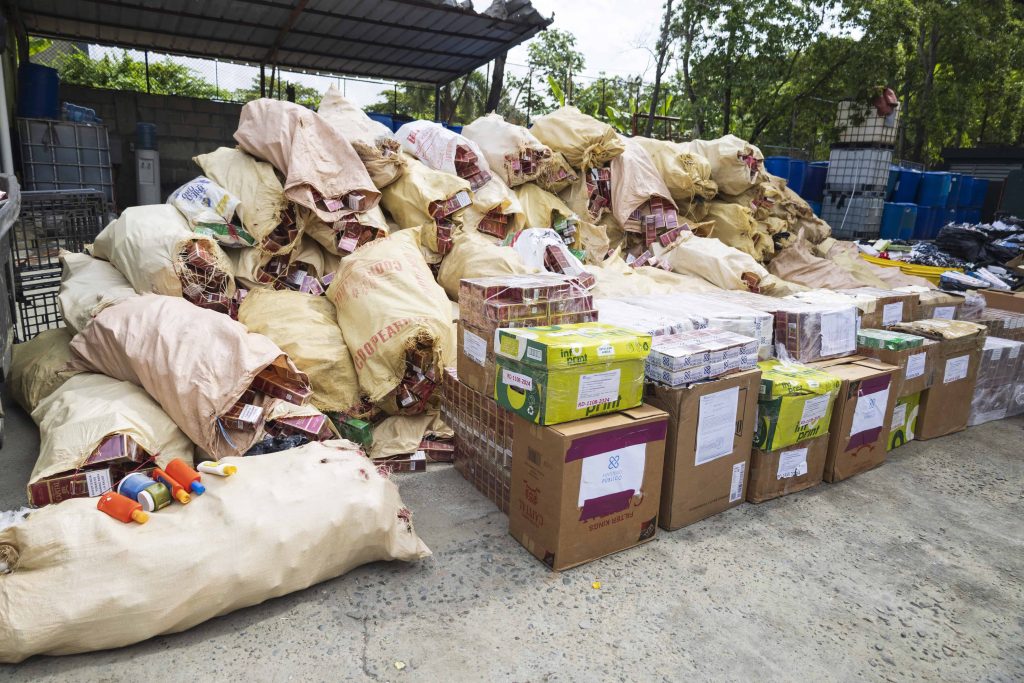 22052025-industria-y-comercio-incinera-productos-ilicitos-luduis-tapia361-d7d89aba-1-1024x683 Contrabando de cigarrillos, alcohol y medicamentos costó al Estado dominicano RD$4,500 millones en cuatro años