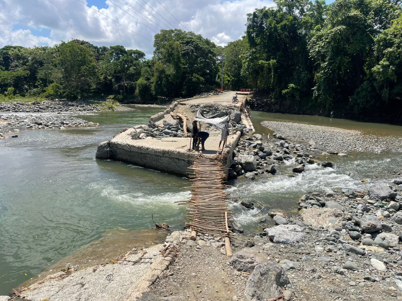 683466c44bcd6 Comunitarios de Bayacanes reconstruyen improvisado puente de tablitas sobre el río Camú ante inacción estatal