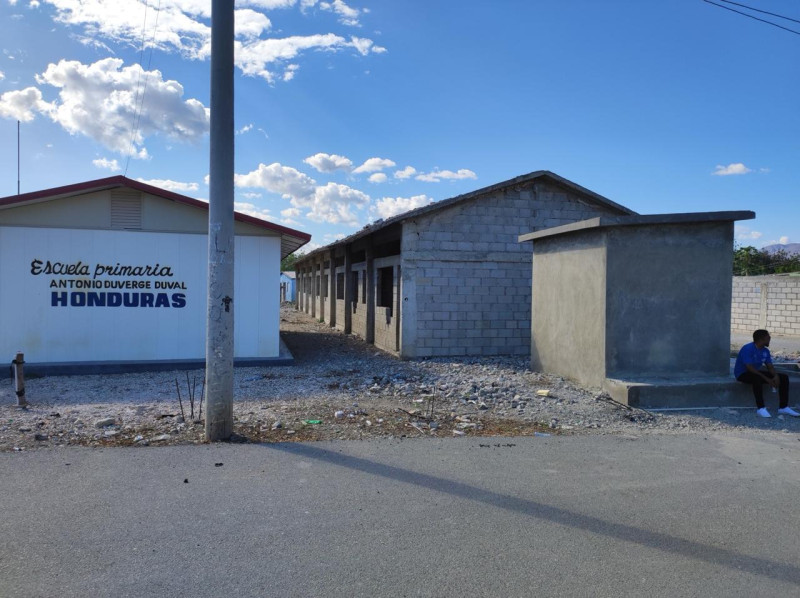 68b046974a5e6 Estudiantes cruzan río en balsas improvisadas para iniciar el año escolar en Tamayo