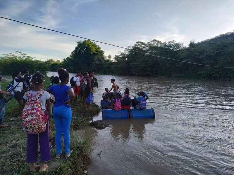 68b047335c376 Estudiantes cruzan río en balsas improvisadas para iniciar el año escolar en Tamayo