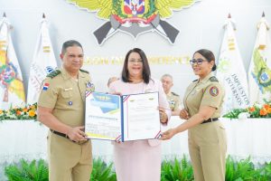 UNADE distingue a Maira Morla Pineda y a Rafael Santos Badía por su apoyo a la capacitación del personal de las Fuerzas Armadas