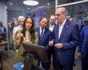 Presidente Abinader recibe la primera nueva Licencia de Conducir en transformación histórica hacia un sistema más seguro, moderno y tecnológico