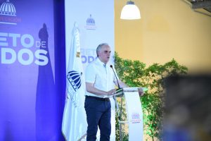 Ministro de Educación niega que más de 500 mil estudiantes estén fuera de las aulas