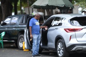 Parqueadores informales: una “empresa ambulante” en las calles del Distrito Nacional