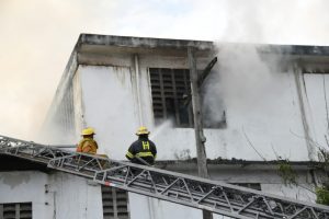 Conato de incendio en almacén de Banreservas moviliza más de 16 unidades de bomberos
