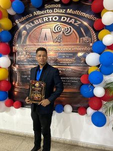 Miguel Ramírez reconocido por su aporte a la comunicación en el 6to Ceremonial de Alberto Díaz Multimedios”.