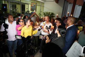 Gremios periodísticos protestan con encendido de velas pancartas y tape color negro en la boca por decisión de jueza contra Nelson Gutiérrez