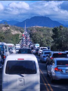 Reportan fuerte taponamiento en salida de la circunvalación de Baní durante Semana Santa