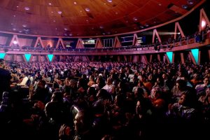 Más de 1,000 personas se unen en devocional musical interreligioso de Pascua organizado por La Iglesia de Jesucristo
