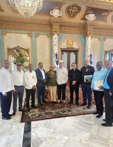 Abinader recibe a la ANPA en el Palacio Nacional y garantiza que «Ningún agrónomo será cancelado».