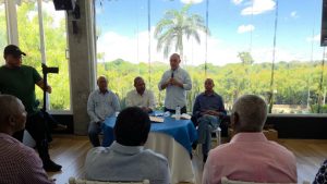 Senador Jhonson Encarnación articula encuentro con autoridades para ampliar electrificación en Elías Piña