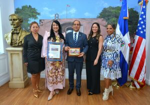 Alcaldía de Miami-Dade y Consulado dominicano en Miami reconocen trayectoria de Giannina Azar