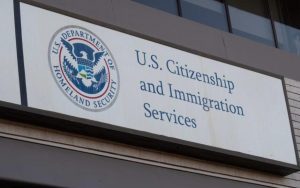 Gobierno de Trump exige que solicitantes de residencia salgan de Estados Unidos para aplicar