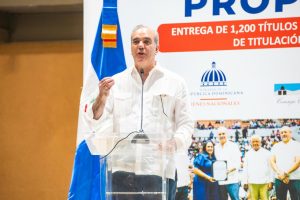 Presidente Abinader entrega en Haina 1,279 títulos de propiedad y beneficia 6,385 personas